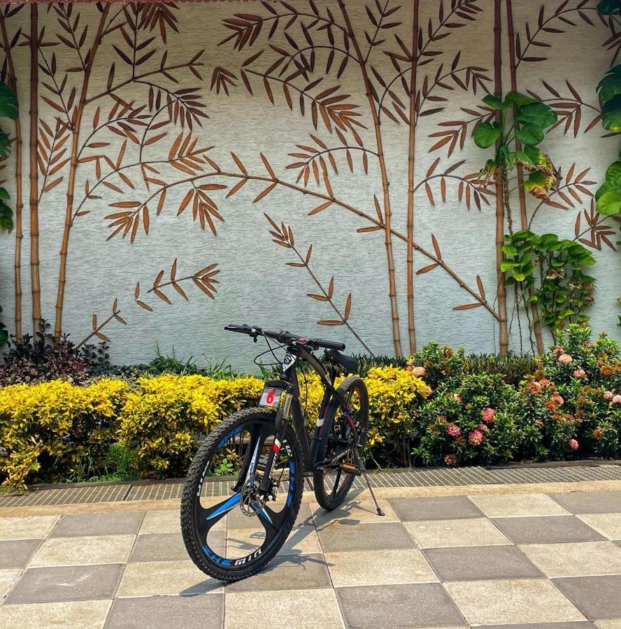 卡尔贾丽笙水疗及度假酒店 卡尔贾特 外观 照片 A bicycle parked in front of a wall with a bamboo design