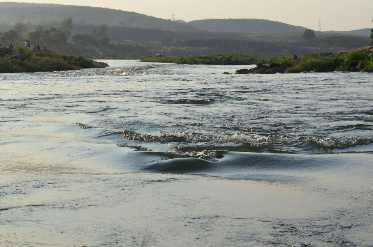 卡尔贾丽笙水疗及度假酒店 卡尔贾特 外观 照片 The river at the end of the day