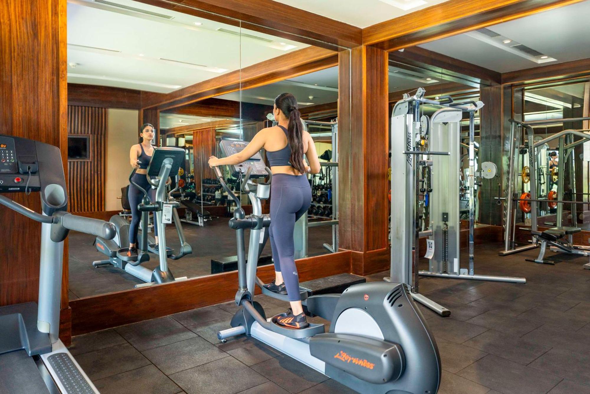 卡尔贾丽笙水疗及度假酒店 卡尔贾特 外观 照片 A woman on an elliptical trainer