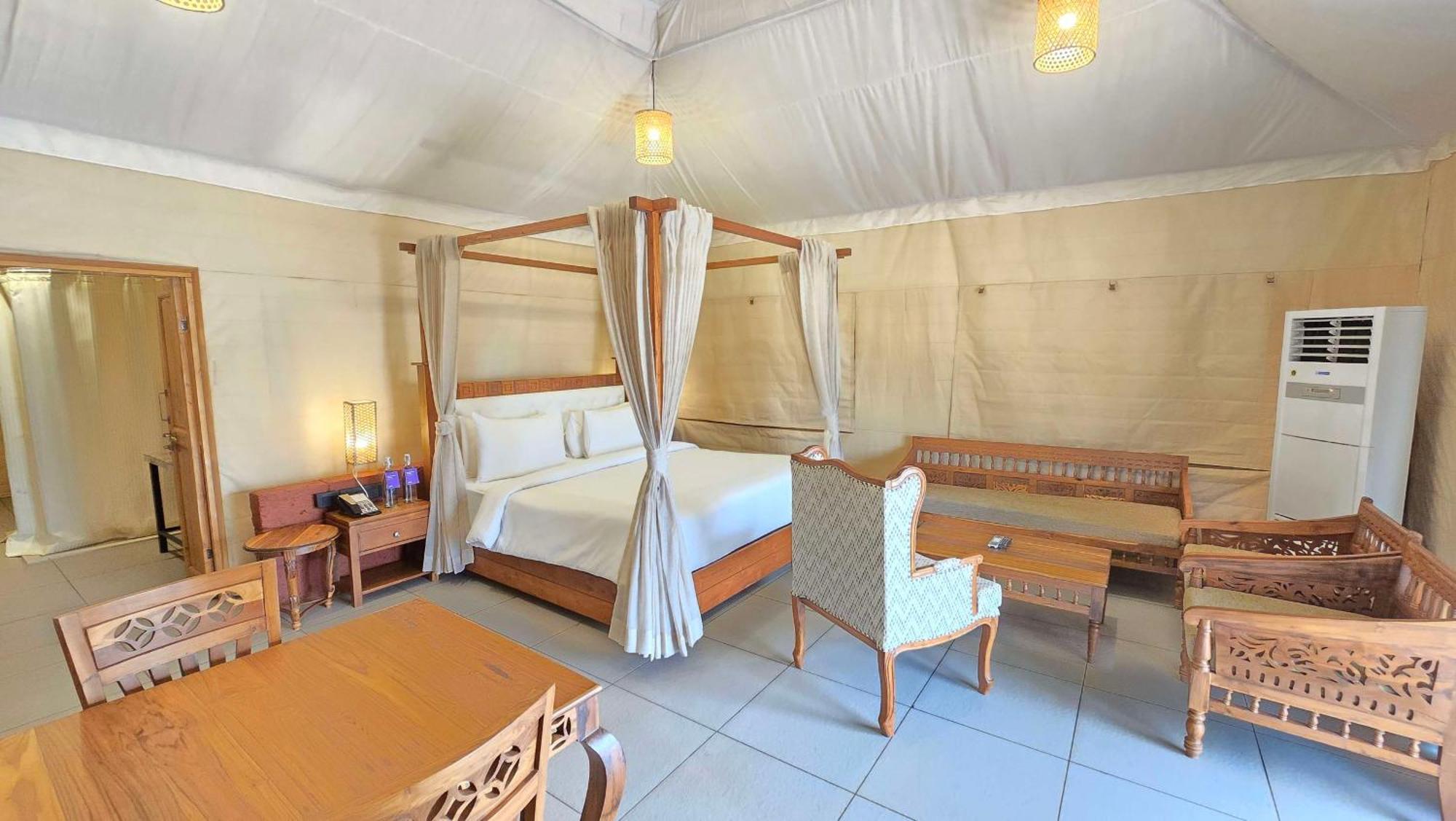 卡尔贾丽笙水疗及度假酒店 卡尔贾特 外观 照片 A bedroom in a tent at the resort